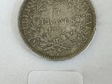 une pièce d'argent portant l'inscription « France »