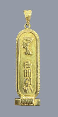 PENDENTIF en or jaune 750 mil. au profil de Néfertiti et hiéroglyphes. - Photo 1