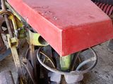 une boîte rouge posée sur une machine dans un garage