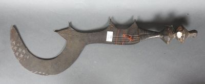 un couteau posé sur une table