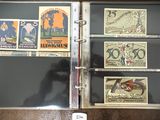 une photo d'une collection de timbres rangés dans un album