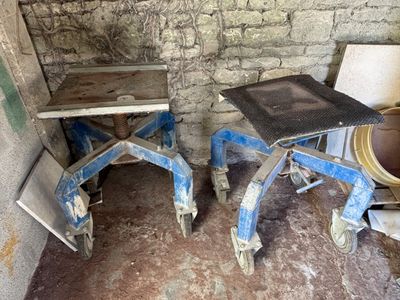 deux tables placées l'une à côté de l'autre dans une pièce