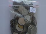 un sac rempli de pièces de monnaie sur lequel est accrochée une étiquette indiquant le prix