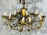 une image d'un lustre en laiton et en verre