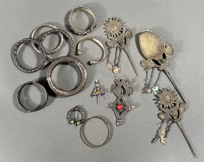 de nombreuses bagues en argent et d'autres bijoux posés sur une table