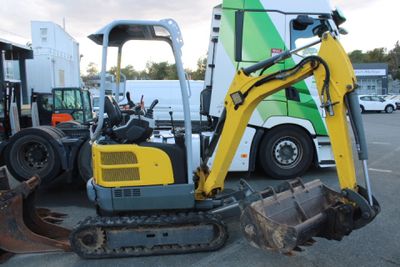 une pelleteuse jaune et noire garée sur un parking