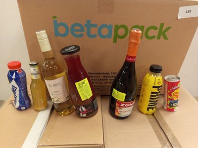 une caisse sur laquelle sont posées plusieurs bouteilles de sodas et de boissons