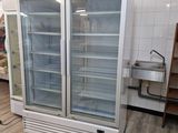 un réfrigérateur placé au milieu d'une pièce