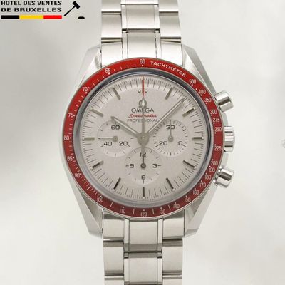 une image montrant un gros plan d'une montre-bracelet dotée d'une lunette rouge