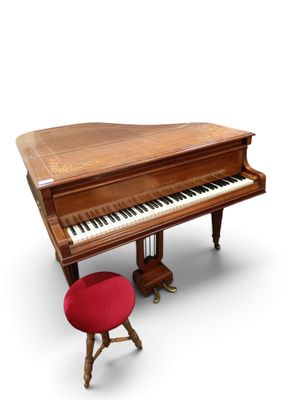 un piano à queue et un tabouret sur fond blanc