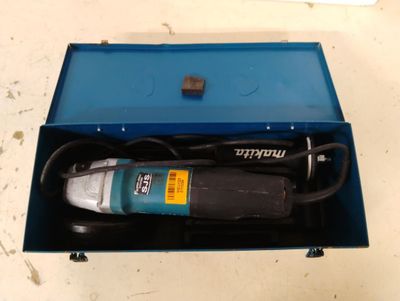 une boîte bleue contenant une perceuse et un cordon
