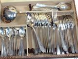 des couverts dans une boîte contenant des cuillères et des fourchettes