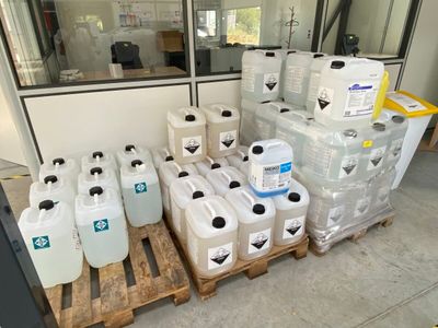 de nombreux récipients remplis d'eau posés sur une palette devant une fenêtre