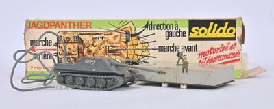un petit char miniature posé sur une boîte
