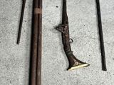 trois types d'armes différents disposés sur le sol