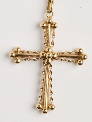 gros plan d'une croix en or sur fond blanc