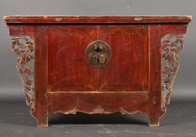 Chine Petit meuble bas en bois naturel ouvrant à deux portes…