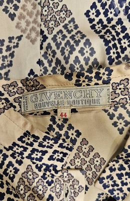 un gros plan sur une chemise portant une étiquette