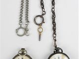 trois types différents de montres de poche et une chaîne avec une clé