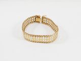un bracelet en or de forme carrée, muni d'un fermoir carré