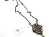 gros plan d'un collier sur une surface blanche avec une étiquette de prix