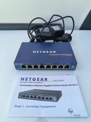 un routeur Netgear et un bloc d'alimentation posés sur une table