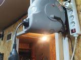 une lumière allumée dans une pièce équipée d'un ventilateur de plafond