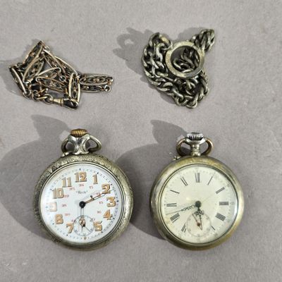 deux montres de poche posées l'une à côté de l'autre sur une table