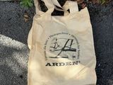 un sac fourre-tout posé par terre à côté d'une borne d'incendie