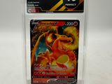 une carte Pokémon dans un étui en plastique transparent posé sur une surface blanche