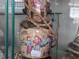 de nombreux vases exposés dans la vitrine
