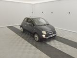 une petite voiture garée dans un garage