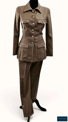 une photo d'un uniforme féminin présenté sur un mannequin