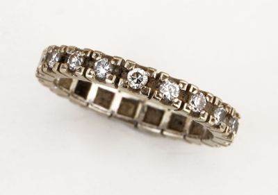 une image d'une bague en diamant sur fond blanc