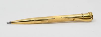 un stylo posé sur une surface blanche