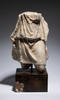 une statue antique représentant une femme drapée d'un tissu