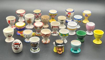 de nombreuses tasses et soucoupes posées sur une table
