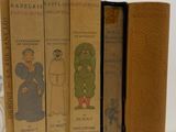 plusieurs livres sont alignés sur une surface blanche
