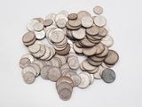 une pile de pièces d'argent sur une surface blanche