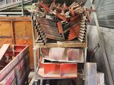 un gros tas de bric-à-brac à l'arrière d'un camion
