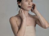 une femme qui parle au téléphone portable
