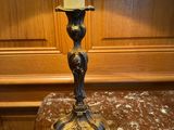 une lampe posée sur une table en marbre