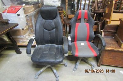 deux chaises de bureau noires et rouges placées l'une à côté de l'autre dans un entrepôt