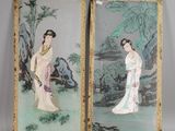 paire de peintures asiatiques représentant des femmes en costume traditionnel dans un jardin
