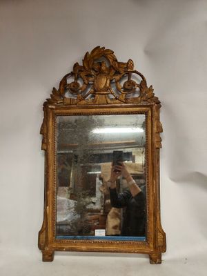 Miroir en bois mouluré, sculpté et doré.