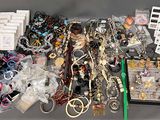 une table remplie de bijoux variés et d'autres objets