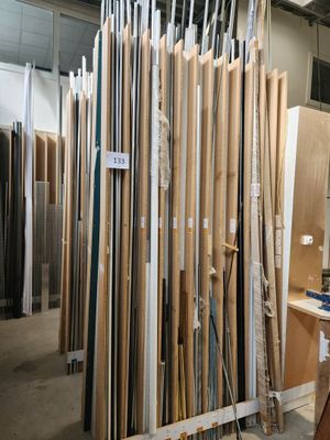 Il y a beaucoup de types de bois différents dans cette pièce