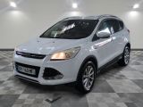 La Ford Kuga blanche est garée dans une pièce dont le sol est à carreaux.