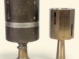 deux types de robinets différents sur une surface blanche