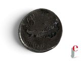 gros plan d'une pièce de monnaie sur une surface blanche